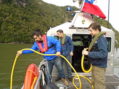 IFOP  analizó  extraña mancha roja en bahía Chacabuco en Aysén