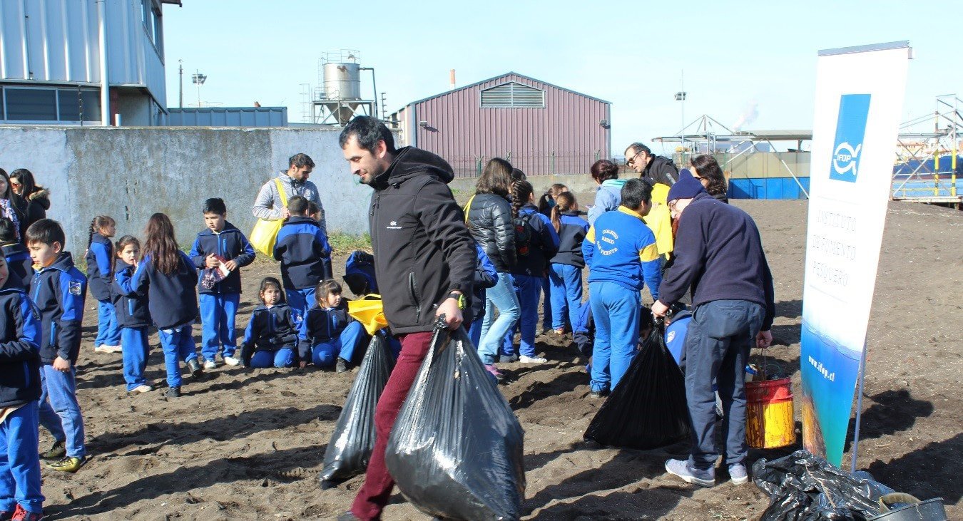 Observadores científicos de IFOP realizaron limpieza de playas en Bahía de San Vicente