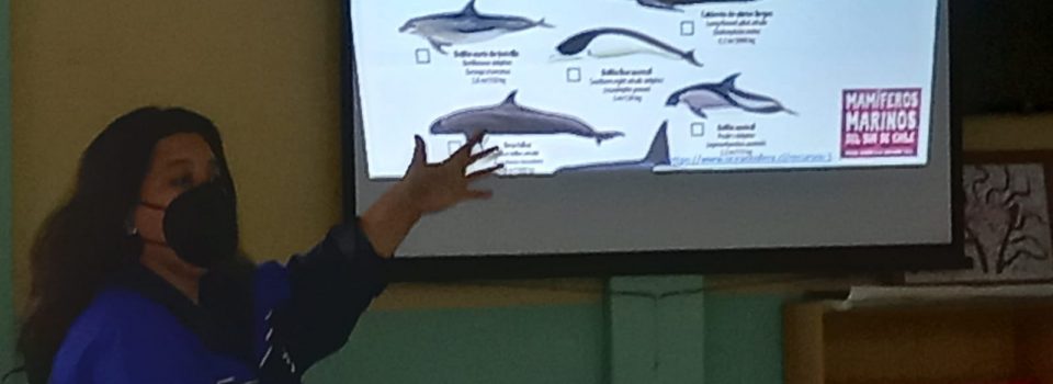 IFOP Researcher Catherine González , gives a talk at a Valparaíso school