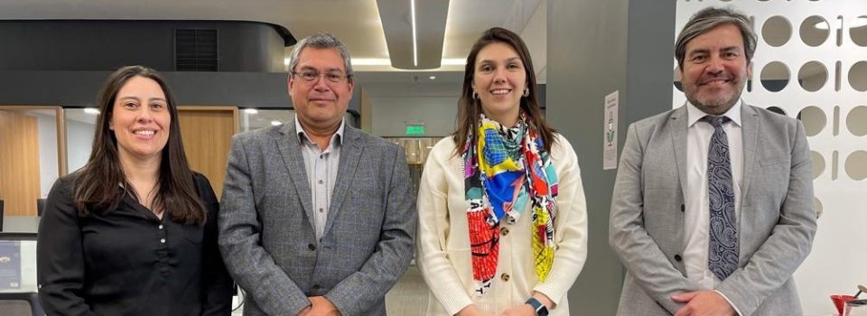 IFOP’s Director  Gonzalo Pereira meets with Minister of Science’s Silvia Díaz.