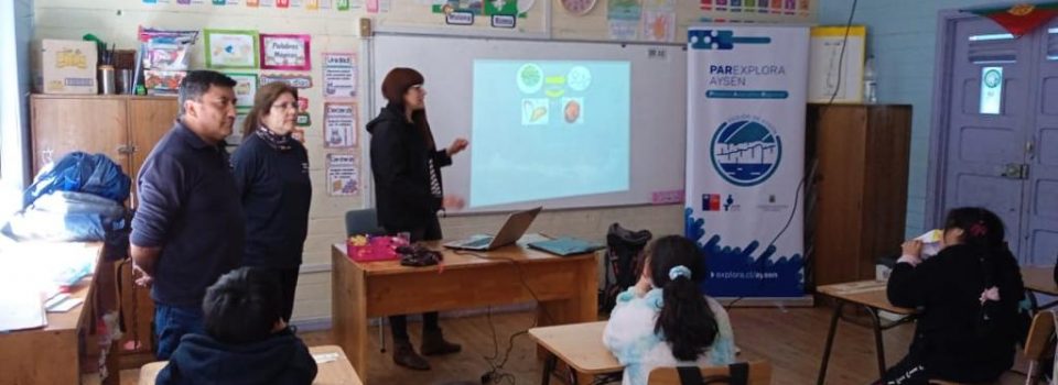 Tour científico desarrollan profesionales de IFOP Aysén, en diversos colegios de la región