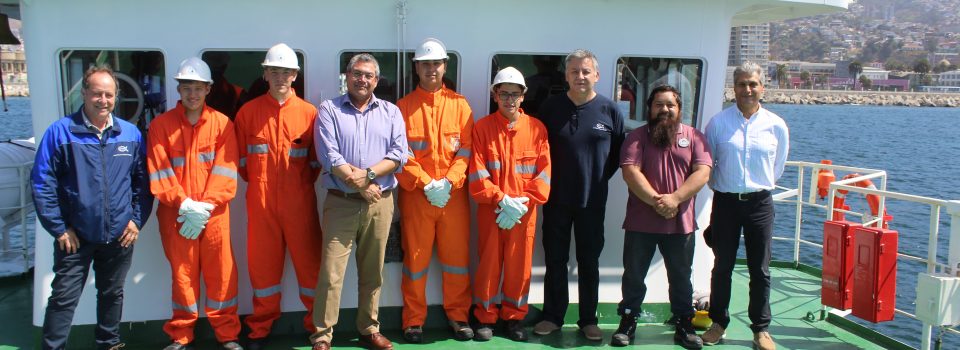 Alumnos de la Escuela de Tripulantes visitan buque científico Abate Molina