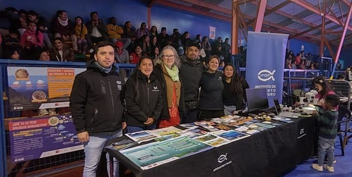 Trabajadores de IFOP participaron en actividades de difusión del quehacer institucional en los Puertos de Quellón y Melinka