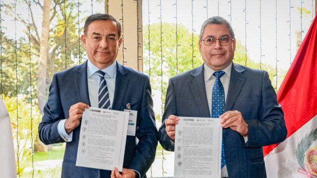 El Instituto de Fomento Pesqueros de Chile (IFOP) y el Instituto del Mar del Perú (IMARPE) firman adenda al convenio de cooperación científica y técnica