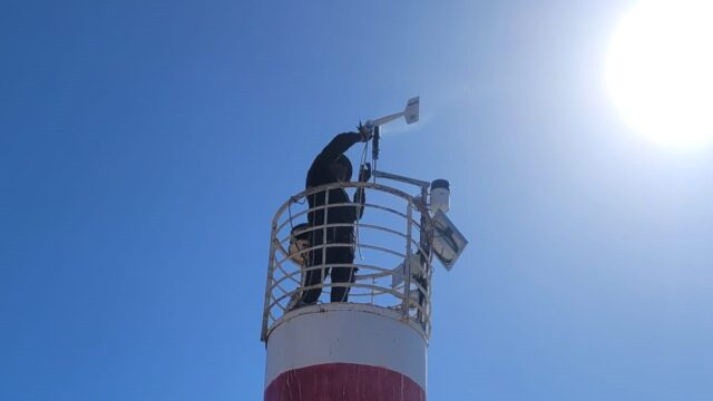 IFOP instala nueva estación meteorológica en Punta Angamos, Región de Antofagasta