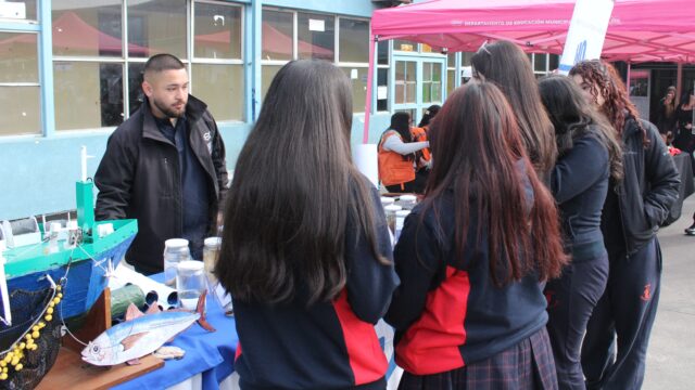 (Es) IFOP Talcahuano participa en feria mes del mar en Liceo de Penco
