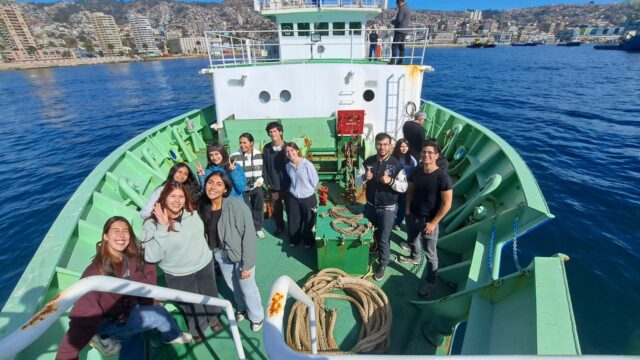 Estudiantes de la PUC fortalecen su formación en terreno con visita a IFOP y al buque científico Abate Molina